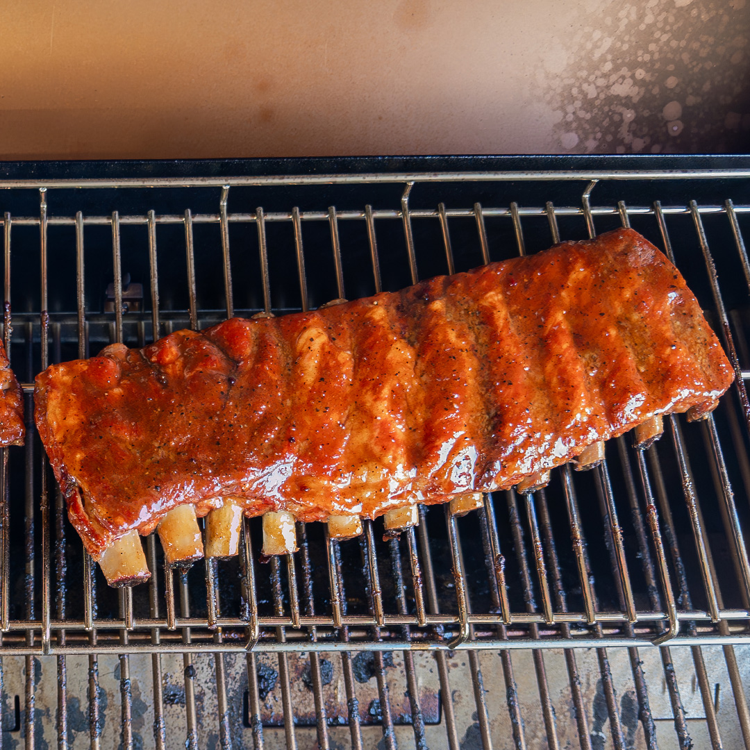 RIBS WORTH CELEBRATING 🇺🇸 These Apple Bourbon Ribs are locked, loaded, and ready for your Memorial Day grill session. Need a recipe that’ll steal the show? I got you. 

Full recipe: ow.ly/onob50VWyvP
Full video: ow.ly/Ge2550VWyvN

#heathrilesbbq #heathrilesbbqproducts