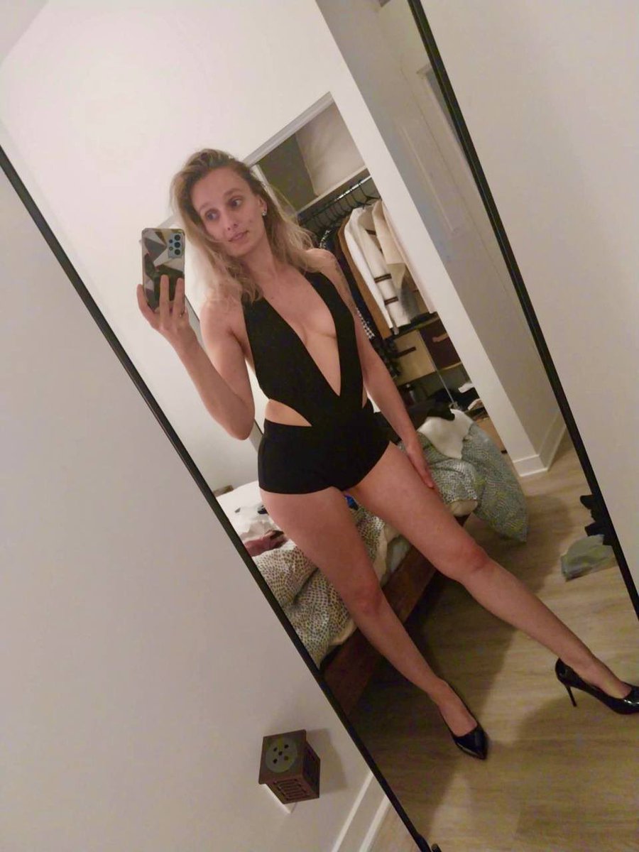 lola_love_lo's tweet photo. La petite tenue du soir 😉 https://t.co/q5I6hojKCh