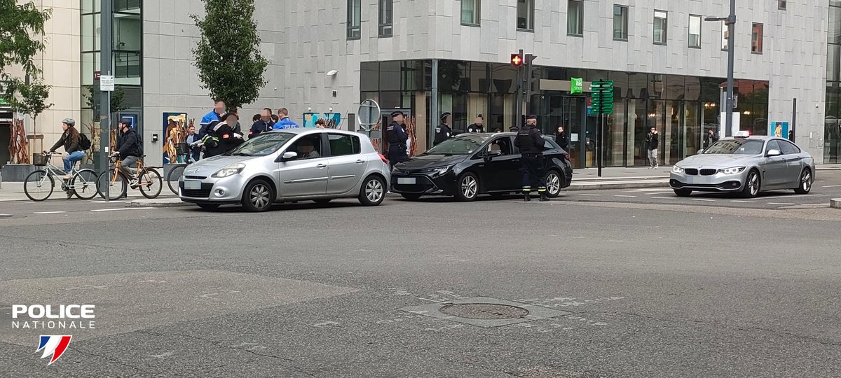 #SécuritéRoutière | Aujourd'hui, les policiers du Rhône ont mené plusieurs opérations de contrôle des chauffeurs VTC près de la Gare Part-Dieu et de l'aéroport de #Lyon Saint-Exupéry.
🔴 24 infractions constatées et verbalisées
