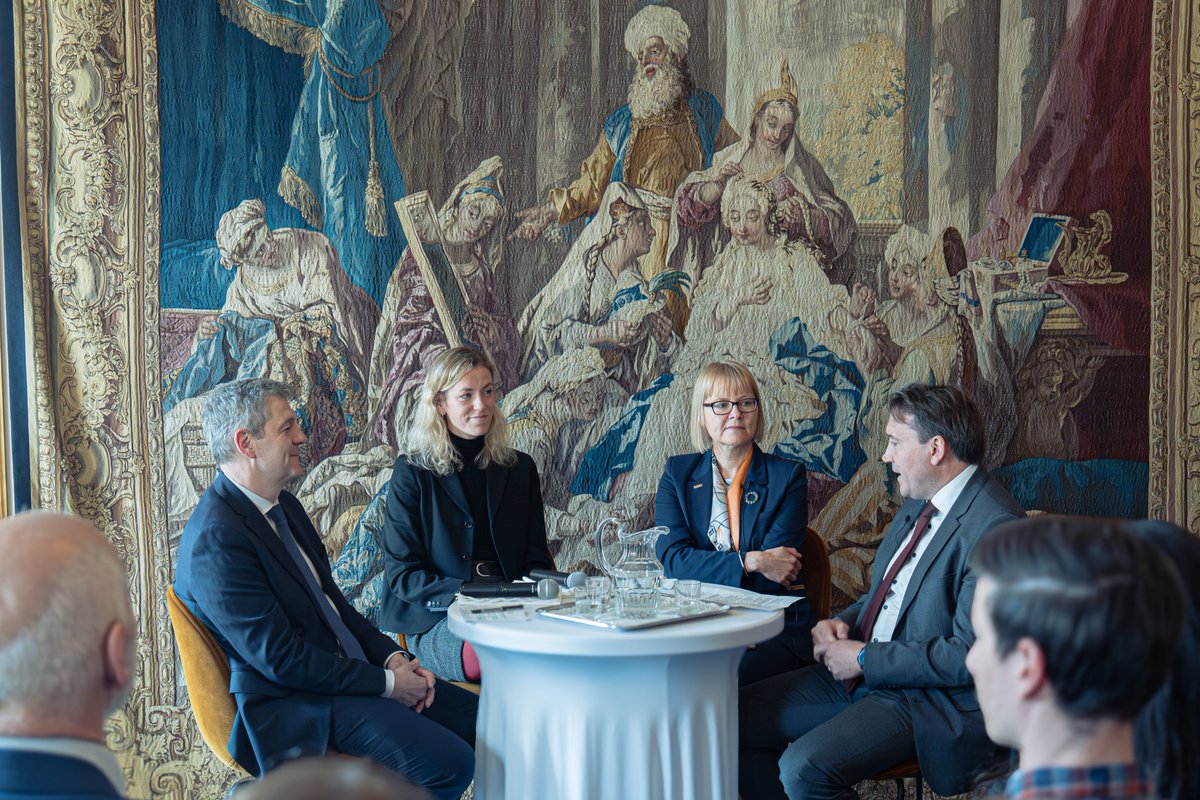 thinkeuropa's tweet photo. 🇫🇷🇩🇪🇵🇱 Talk med repræsentanter fra Frankrig, Tyskland &amp; Polen i smukke rammer hos @francedk.

“Revitalising the Weimar Triangle: A conversation on European security” – modereret af @BoveRud.

Til #DanishPPC m. @tepsaeu &amp; @diisdk.

#eudk #dkpol https://t.co/0zyQojJjr1