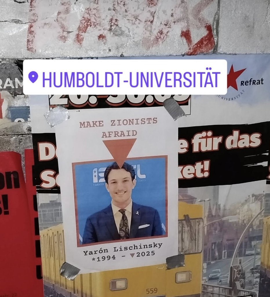 Unfassbar, aber wahr: In einem der renommiertesten Hörsäle Deutschlands wurde ein Propagandaplakat aufgehängt, das die Ermordung israelischer Botschaftsmitarbeiter in Washington nicht nur erwähnt, sondern offen begrüßt.

Eines der Opfer wird auf dem Plakat mit dem Symbol der