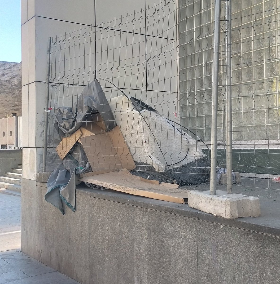 mgraciacan's tweet photo. Allotjament al Museu d'Art Contemporani #MACBA davant l'escola #Vedruna. El #Raval cada vegada pitjor. https://t.co/kSqU8j8W3g