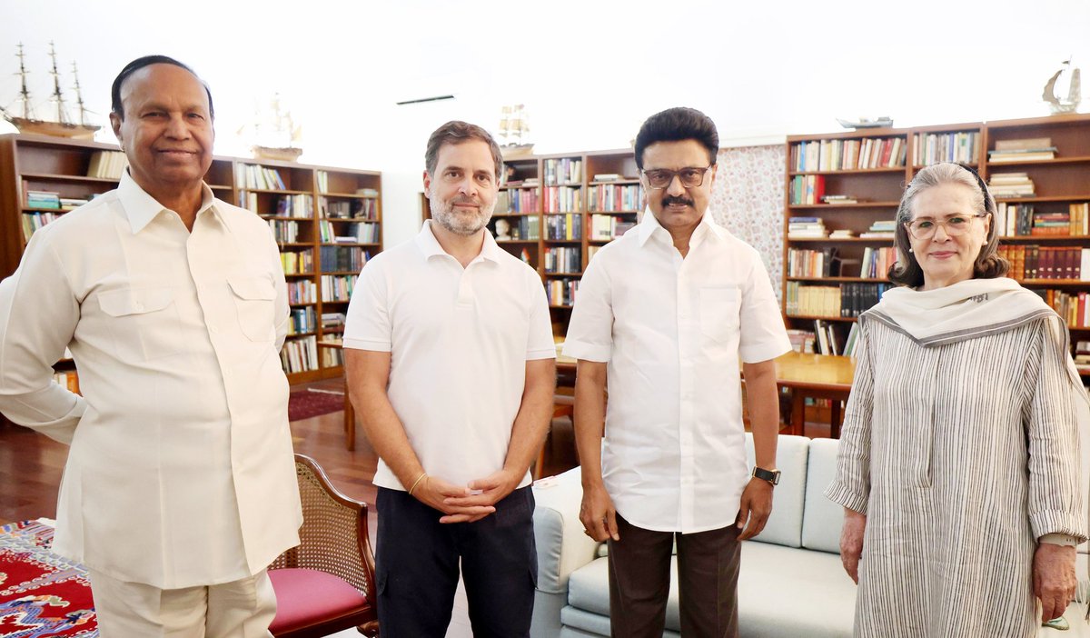CMOTamilNadu (@cmotamilnadu) on Twitter photo புதுதில்லியில், காங்கிரஸ் நாடாளுமன்ற கட்சியின் தலைவர் திருமதி சோனியா காந்தி அவர்களையும், மக்களவை எதிர்க்கட்சித் தலைவர் திரு. ராகுல் காந்தி அவர்களையும் அவரது இல்லத்தில் மாண்புமிகு முதலமைச்சர் திரு. <a href="/mkstalin/">M.K.Stalin</a> அவர்கள் சந்தித்துப் பேசினார். புதுதில்லியில், காங்கிரஸ் நாடாளுமன்ற கட்சியின் தலைவர் திருமதி சோனியா காந்தி அவர்களையும், மக்களவை எதிர்க்கட்சித் தலைவர் திரு. ராகுல் காந்தி அவர்களையும் அவரது இல்லத்தில் மாண்புமிகு முதலமைச்சர் திரு. <a href="/mkstalin/">M.K.Stalin</a> அவர்கள் சந்தித்துப் பேசினார்.
