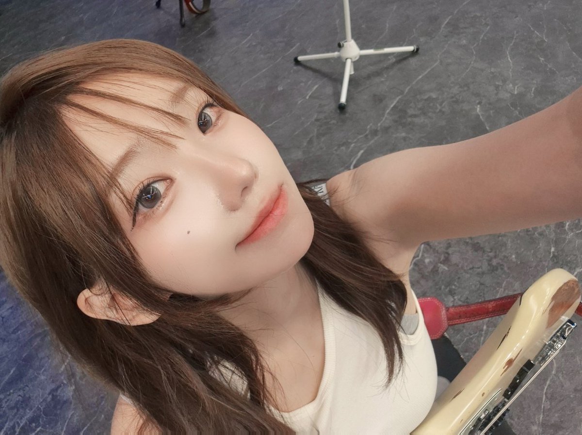 @Weekly_QWER: May,23,2025 Magenta naver fancafe post Everyone worked hard today!!! I worked hard hehe You're really looking forward to the Mountain Dew concert tomorrow, right? And lol The song tracklist was finally released today, and the members really worked hard!!! What do you…