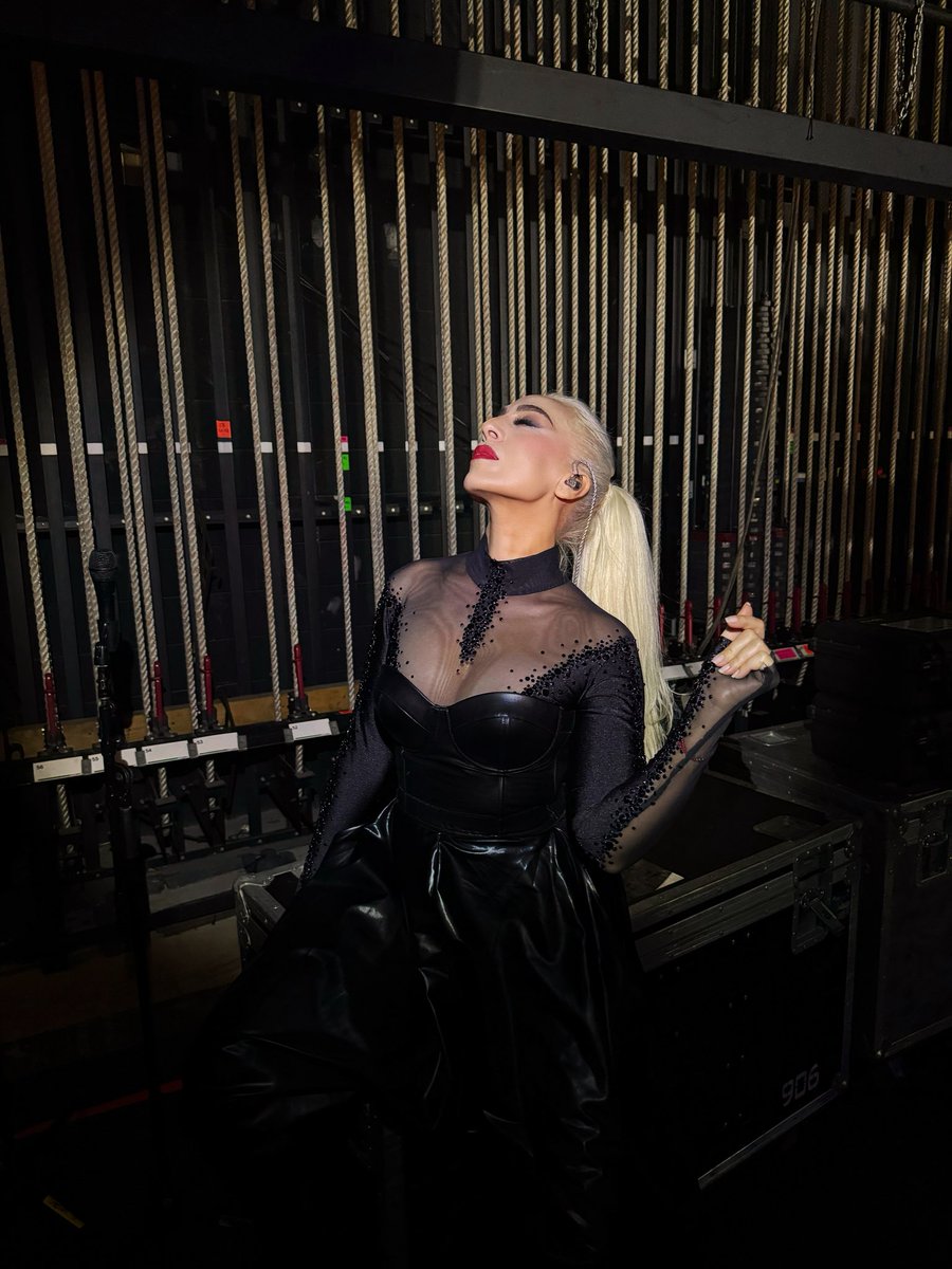 ALGUIEN ESTÁ DE CUMPLE…!! 🎂😎🎉 Seguimos sumando y cantando vida…!! 🎶😌 

#GreatestHitsTour #MónicaNaranjo