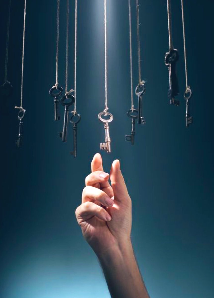 aesquinca's tweet photo. #ElPoderDelSonido 🔊 23 mayo
Tomar decisiones no siempre se vive como un acto de libertad; muchas veces se experimenta como un vértigo silencioso, una caída libre hacia lo desconocido. Elegir implica renunciar, y renunciar conlleva una pérdida que no siempre estamos listos para asumir. Lo que nadie nos dice es que, incluso las decisiones tomadas desde el amor, el deseo o la esperanza, pueden doler. 
Decir “sí” con miedo, o “no” con culpa, deja marcas invisibles que muchas veces cargamos en silencio.
Lo más difícil no es decidir, sino sostener lo que viene después: las consecuencias, las dudas, las versiones de nosotros que dejamos ir en el camino. A veces seguimos juzgándonos con lo que hoy sabemos, por elecciones que hicimos con lo que entonces apenas intuíamos y creímos que era lo mejor. Pero crecer no es mirar atrás con reproche, sino con compasión. Es comprender que nadie elige desde la certeza total, sino desde el corazón que en ese instante late como puede.
La vida no nos exige perfección, nos pide presencia. Y en cada elección, acertada o no, hay una oportunidad de transformarnos y ser mejores. No se trata de tomar siempre la decisión ideal, sino de caminar con nosotros mismos en la incertidumbre, de elegir cada vez con más honestidad, más coherencia y más respeto hacia quienes somos ahora.
Porque el verdadero acto de libertad no está solo en decidir, sino en abrazar a la persona en la que nos convertimos a partir de lo que decidimos.
Que esto resuene en su corazón y tenga usted un bendecido fin de semana. 
OM NAMAH SHIVAYA 🙏🏻📿