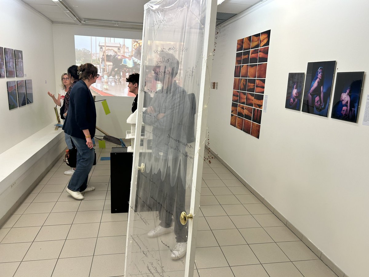 arts_edu_num's tweet photo. 📍Séminaire #IAN #ArtsPlastiques J2
#CommonLab #LaRochelle @UnivLaRochelle 

👁️ Visite de l’exposition des travaux des étudiants à la galerie du lycée Valin - 

✅ Une médiation organisée par les étudiants

👉https://t.co/IUzdNR1W4r https://t.co/CN659C9VeX