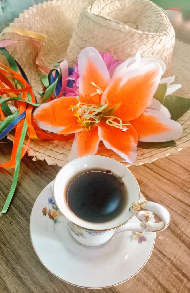 Que lindo cuando la bienvenida es asi... Cafesito y seguimos
Arriba nuestro Tolima.Co
#ComboCafetero