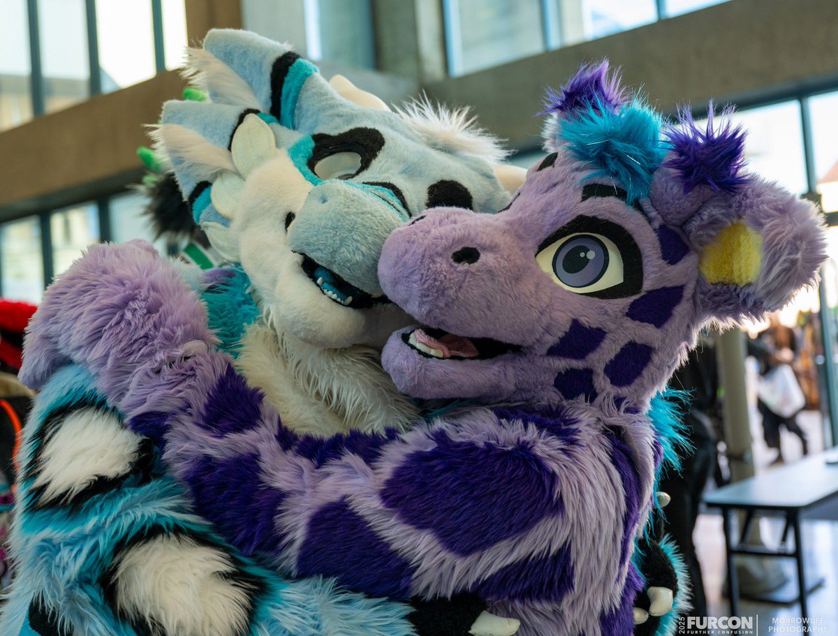 A giraffe and a derg walk into a con…..
Me with <a href="/dragon_teck/">TECK?!?!</a>.  #FursuitFriday
📷: @varekmorro