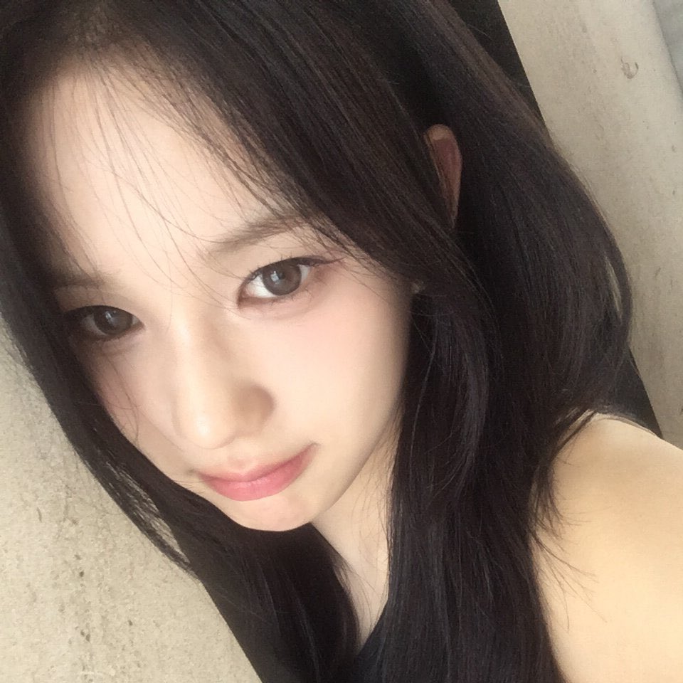 sarangfuls's tweet photo. she's so beautiful it's actually insane https://t.co/A2hm6YRNt7