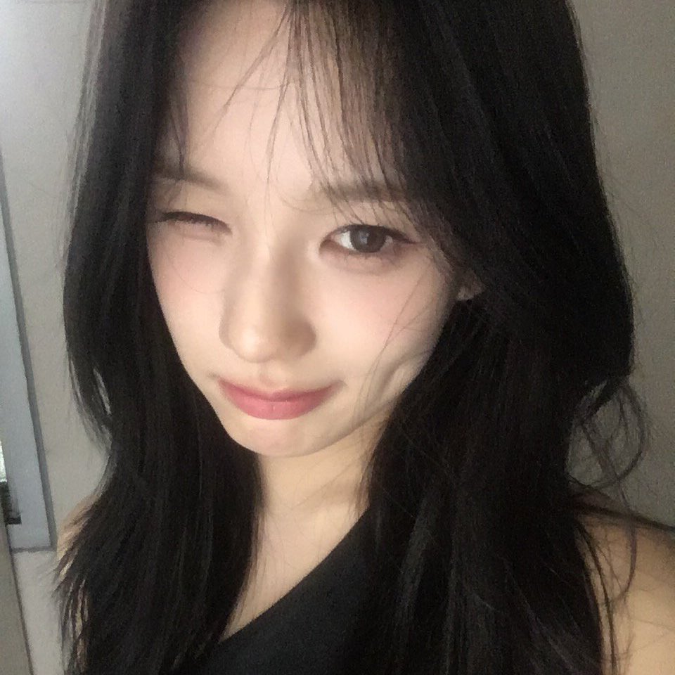 sarangfuls's tweet photo. she's so beautiful it's actually insane https://t.co/A2hm6YRNt7