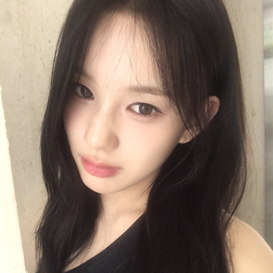 sarangfuls's tweet photo. she's so beautiful it's actually insane https://t.co/A2hm6YRNt7