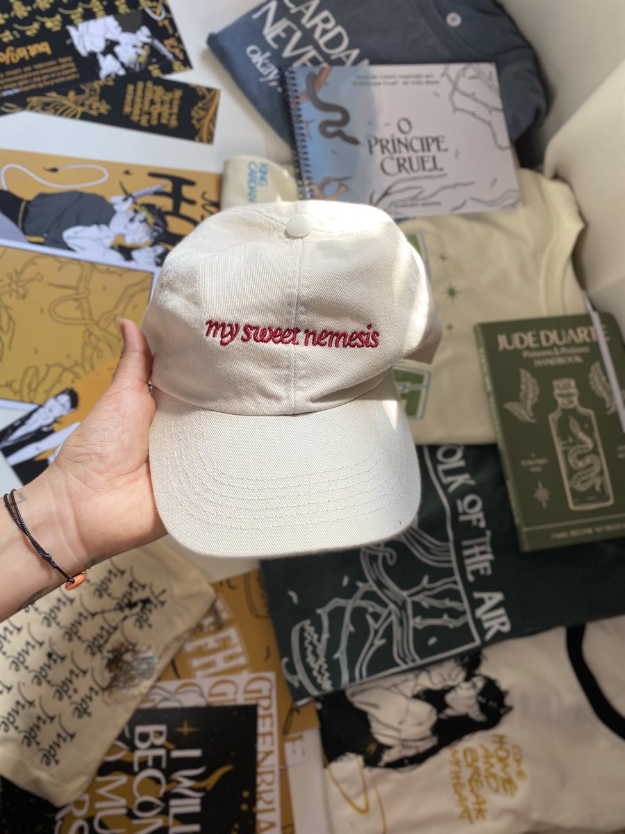 starlightmontra's tweet photo. i hope you think of me when you see anything the cruel prince related 👑🗡️🐍 https://t.co/oA10ScqzYH