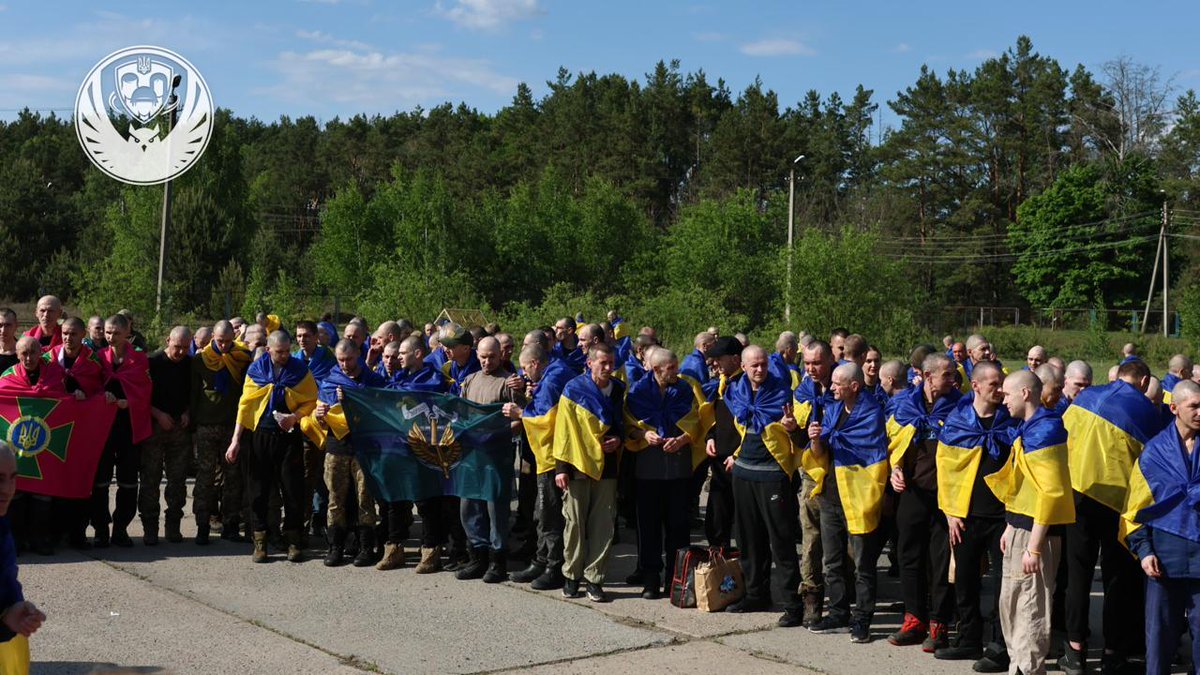 grntmedia's tweet photo. З російського полону звільнено 270 військових та 120 цивільних, — Координаційний штаб. 

Мова про військовослужбовців ЗСУ, зокрема ВМС, ДШВ, Сил ТрО, а також Національної гвардії України та Державної прикордонної служби.

Серед визволених — 3 жінки та 387 чоловіків. https://t.co/kmoHLOEHgo