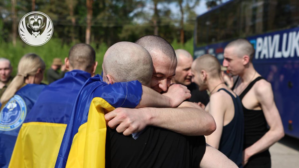 grntmedia's tweet photo. З російського полону звільнено 270 військових та 120 цивільних, — Координаційний штаб. 

Мова про військовослужбовців ЗСУ, зокрема ВМС, ДШВ, Сил ТрО, а також Національної гвардії України та Державної прикордонної служби.

Серед визволених — 3 жінки та 387 чоловіків. https://t.co/kmoHLOEHgo
