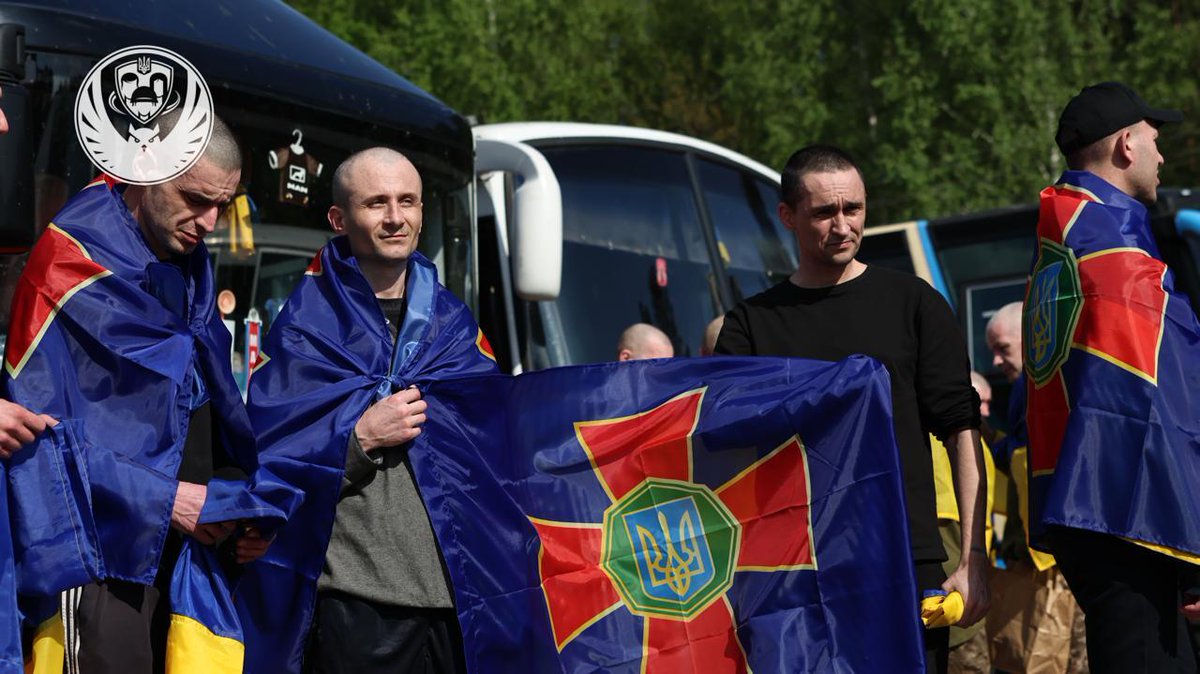 grntmedia's tweet photo. З російського полону звільнено 270 військових та 120 цивільних, — Координаційний штаб. 

Мова про військовослужбовців ЗСУ, зокрема ВМС, ДШВ, Сил ТрО, а також Національної гвардії України та Державної прикордонної служби.

Серед визволених — 3 жінки та 387 чоловіків. https://t.co/kmoHLOEHgo