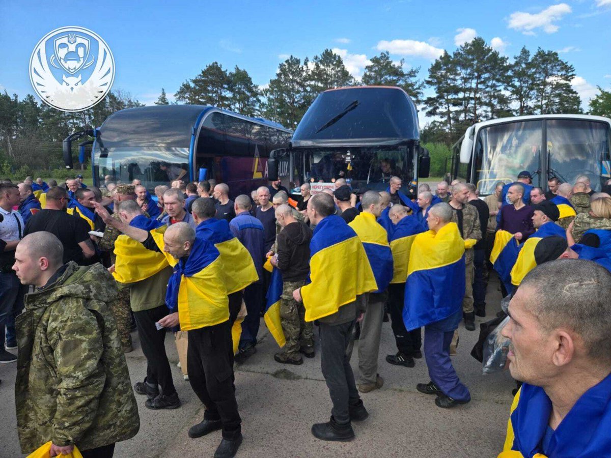 grntmedia's tweet photo. З російського полону звільнено 270 військових та 120 цивільних, — Координаційний штаб. 

Мова про військовослужбовців ЗСУ, зокрема ВМС, ДШВ, Сил ТрО, а також Національної гвардії України та Державної прикордонної служби.

Серед визволених — 3 жінки та 387 чоловіків. https://t.co/kmoHLOEHgo
