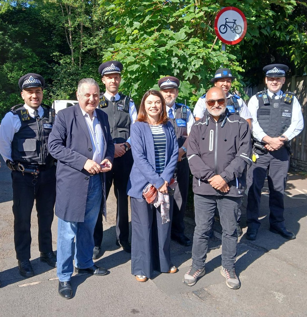 MPSKingstonGate's tweet photo. Kingston Gate SNT, superintendent Laughton &amp; Inspector Hunston walked the beat with Kingston Mayor, Sarah Olney MP &amp; Councillor Sadr-Hashemi

We discussed how we would continue to tackle ASB within the area and spoke with residents along the way.

@MPSKingston  
#WalkAndTalk #SNT https://t.co/Xj99JM6h54