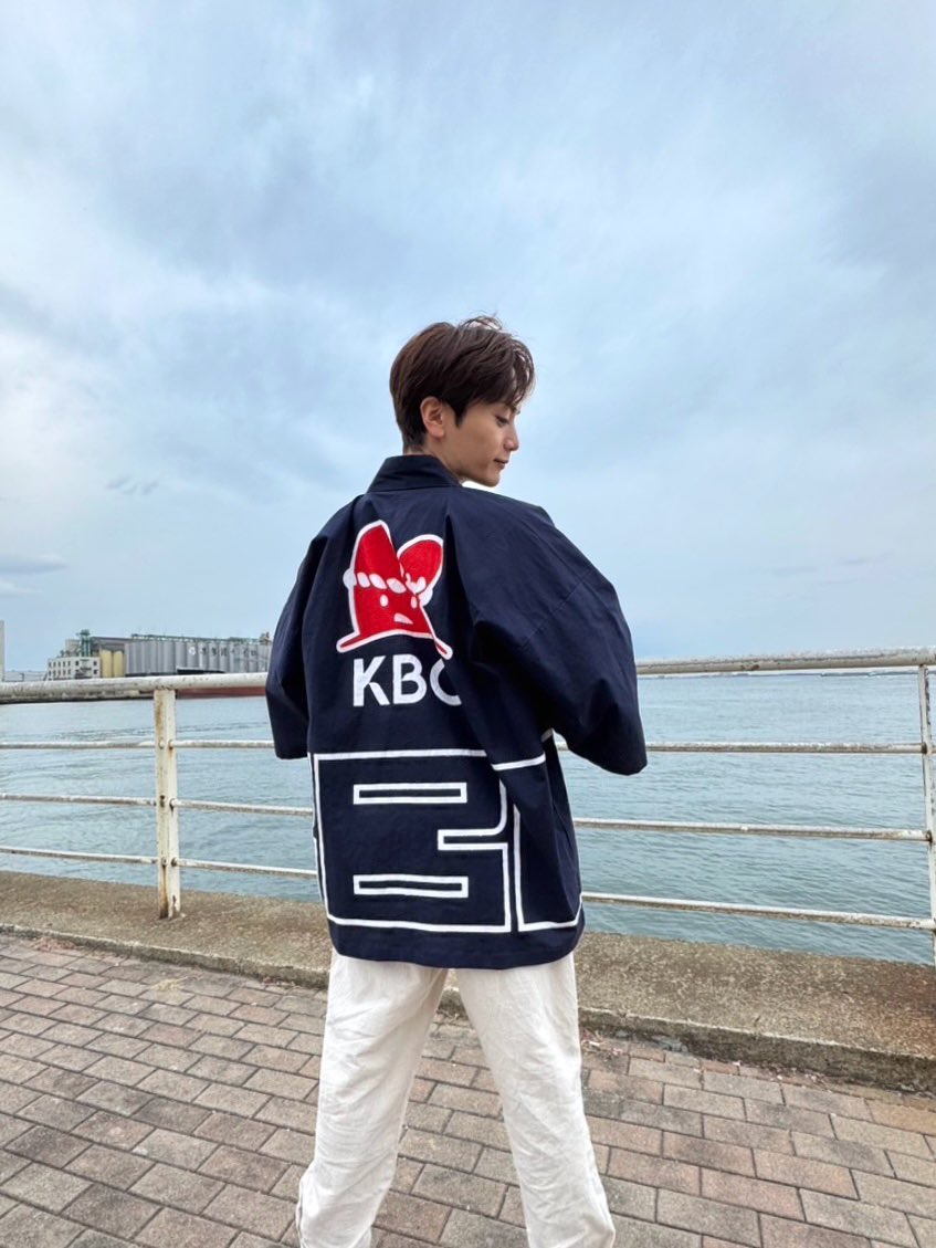 rt_kend0's tweet photo. KBCブランドムービー「みんなの背中」篇に出演させていただきました！

KBC特製の法被を羽織らせていただいております。
ねじりはちまきを巻いた"いきもの"と、KBCの文字を背中に。
大変光栄です！

TVCMでも流れているようですのでぜひチェックを！

@kbc_info_ #KBC https://t.co/Aq8Y3gXCGs