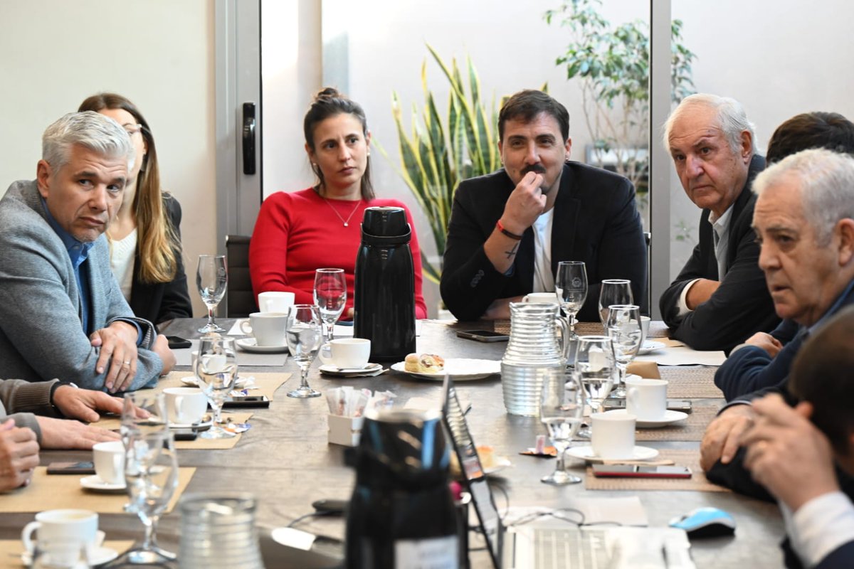 fisfeindustria's tweet photo. Recibimos a @MRappallini y al Comité Ejecutivo de @UIAok en una jornada de trabajo con industriales santafesinos.

Mantuvimos una reunión en @aim_rosario, donde se abordaron problemáticas clave para el sector: la capacidad instalada y el impacto de la eliminación del CIBU. https://t.co/6mjeRV8NEB
