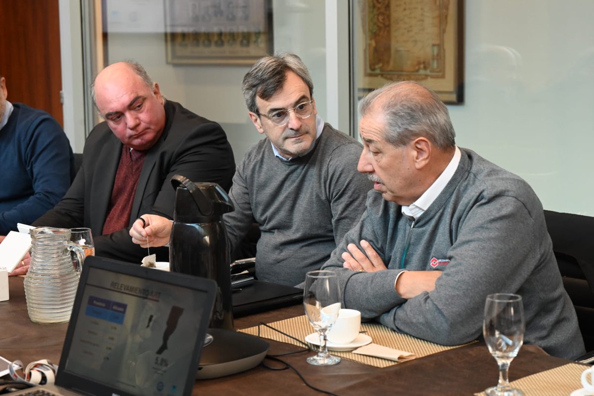 fisfeindustria's tweet photo. Recibimos a @MRappallini y al Comité Ejecutivo de @UIAok en una jornada de trabajo con industriales santafesinos.

Mantuvimos una reunión en @aim_rosario, donde se abordaron problemáticas clave para el sector: la capacidad instalada y el impacto de la eliminación del CIBU. https://t.co/6mjeRV8NEB