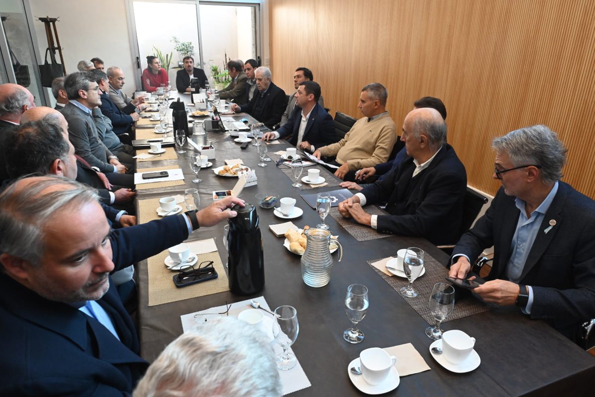 fisfeindustria's tweet photo. Recibimos a @MRappallini y al Comité Ejecutivo de @UIAok en una jornada de trabajo con industriales santafesinos.

Mantuvimos una reunión en @aim_rosario, donde se abordaron problemáticas clave para el sector: la capacidad instalada y el impacto de la eliminación del CIBU. https://t.co/6mjeRV8NEB