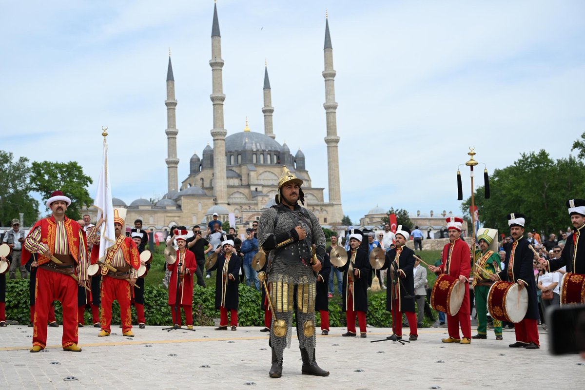 edirne_valiligi's tweet photo. “İstanbul’un Fethi Edirne’den Başlar “🇹🇷

📍Dünya tarihinin ve tarihimizin muhteşem zaferlerinden biri olan İstanbul’un Fethi’nin 572’inci yıl dönümü etkinlikleri Jandarma Genel Komutanlığımıza bağlı Mehteran Birliğimiz Selimiye Meydanında muhteşem bir konsere imza attı. 

Vatandaşlarımız ile birlikte dinlediğimiz konser büyük beğeni aldı.

Yarın düzenleyeceğimiz “İstanbul’un Fethi Edirne’den Başlar” programımıza tüm vatandaşlarımız davetlidir. 

📍Selimiye Meydanı 
🕖19.30

@tcbestepe 
@iletisim 
@jandarma