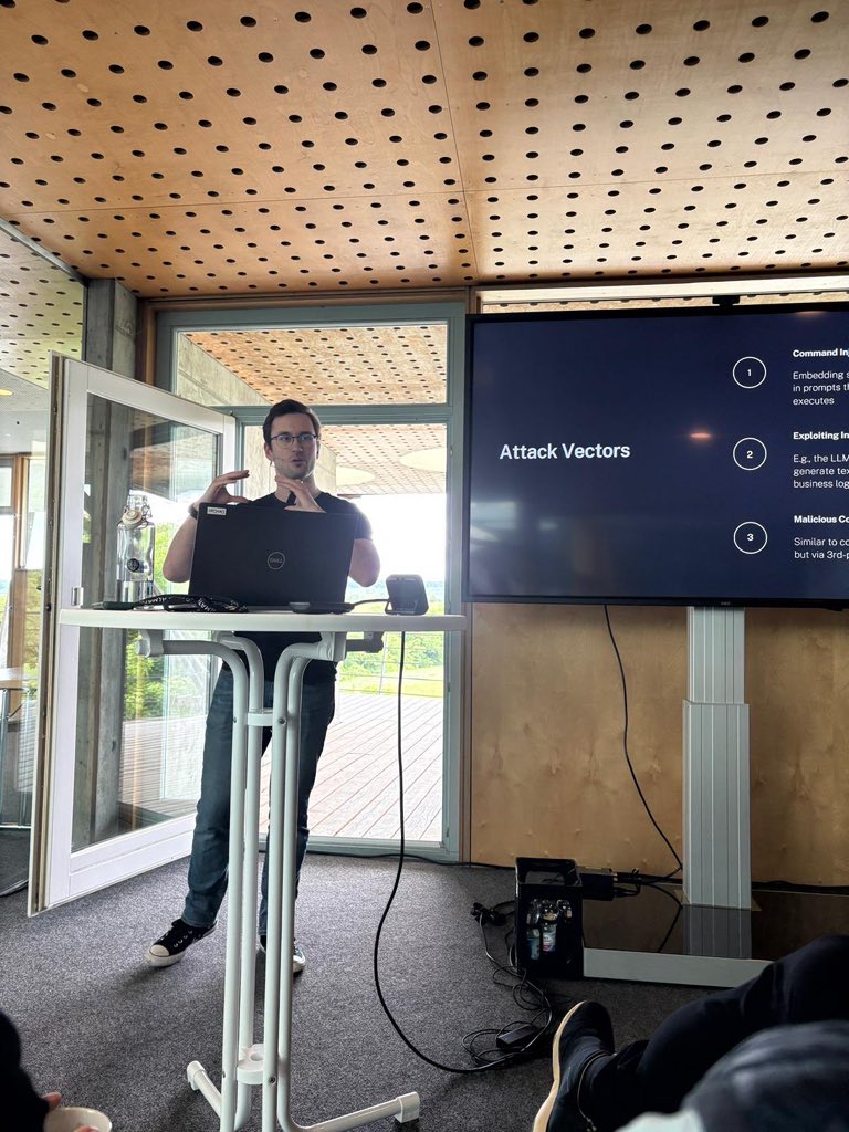 „Generative AI in the Crosshairs - Angriffe auf KI &amp; LLMs“ - <a href="/thenopcode/">nop</a> hat einen interessanten Talk im Rahmen der heutigen #AlmatoDevCon gehalten! 😎