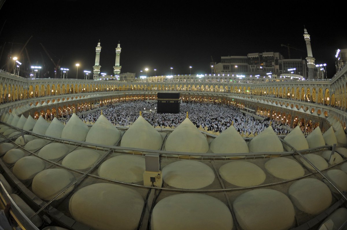 امام علی رضا علیہ السلام فرماتے ہیں:

 ذیقعدہ کی پچیسویں کو اللہ کی رحمت منتشر ہونا ہوئی اور زمین پھیلنا شروع ہوئی اور خانہ کعبہ اس پر نصب ہوا اور اس دن حضرت آدم زمین پر تشریف لائے۔

 بحار الانوار، ج11، ص217