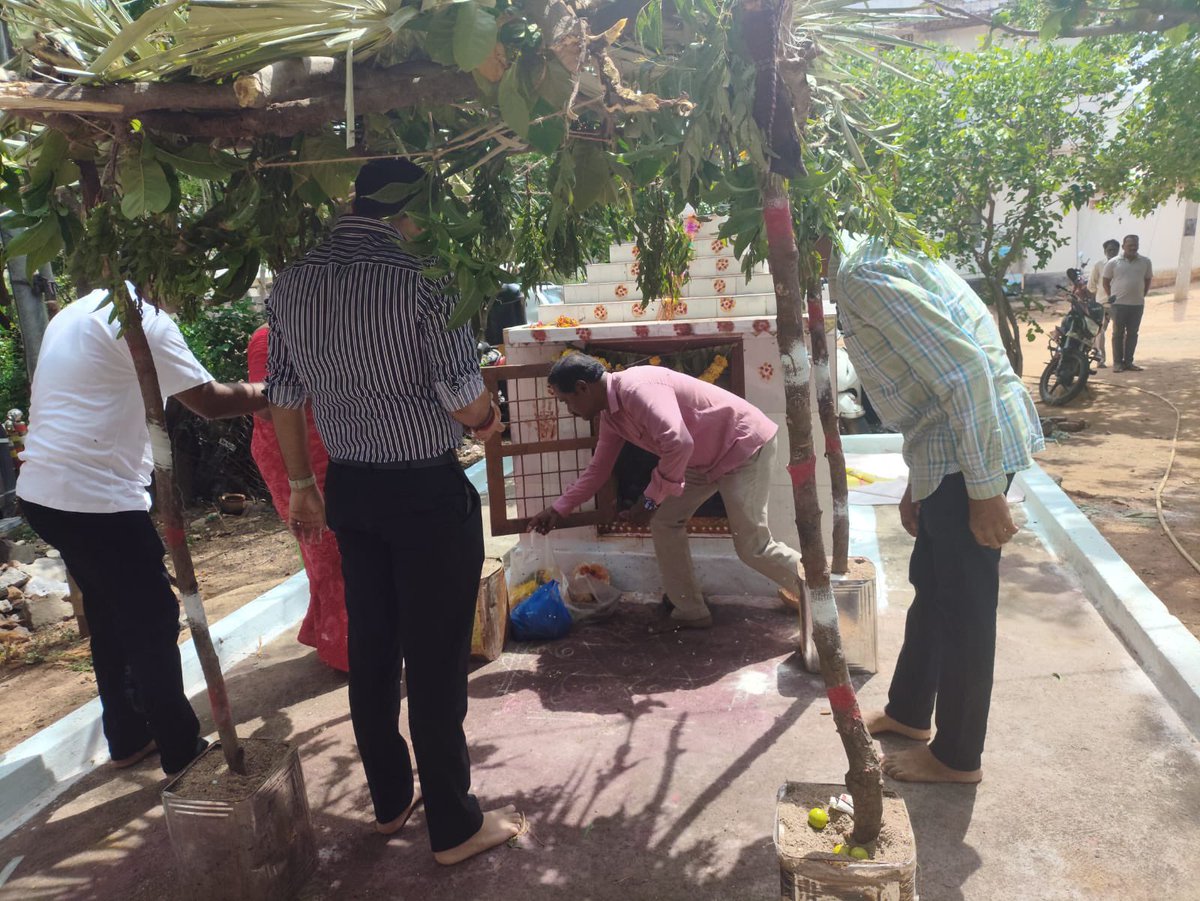 SPyadadri's tweet photo. Attended the annual Uppalamma Pooja at the Valigonda #Police Station today along with my team. A simple and heartfelt tradition we observe every year with devotion. #RachakondaPolice 

@RachakondaCop @TelanganaCOPs https://t.co/G4AJ3JZTmO