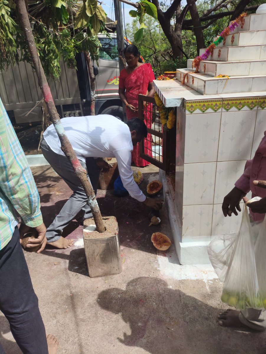 SPyadadri's tweet photo. Attended the annual Uppalamma Pooja at the Valigonda #Police Station today along with my team. A simple and heartfelt tradition we observe every year with devotion. #RachakondaPolice 

@RachakondaCop @TelanganaCOPs https://t.co/G4AJ3JZTmO