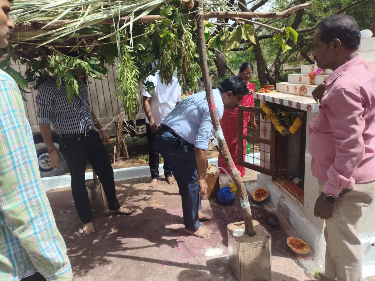 SPyadadri's tweet photo. Attended the annual Uppalamma Pooja at the Valigonda #Police Station today along with my team. A simple and heartfelt tradition we observe every year with devotion. #RachakondaPolice 

@RachakondaCop @TelanganaCOPs https://t.co/G4AJ3JZTmO