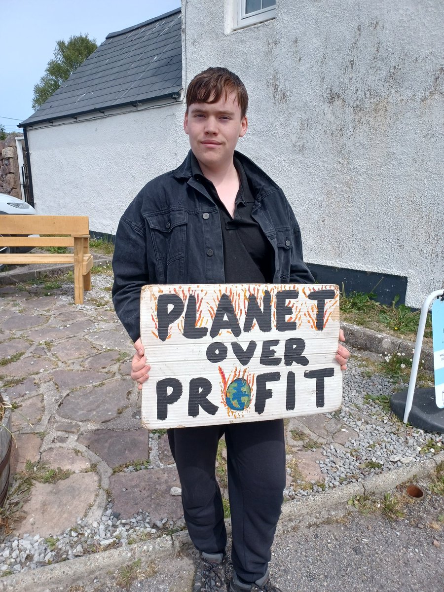 FinlayPringle's tweet image. Climate strike week 335

#climatestrike #fridaysforfuture #ClimateJusticeNow #PeopleNotProfit