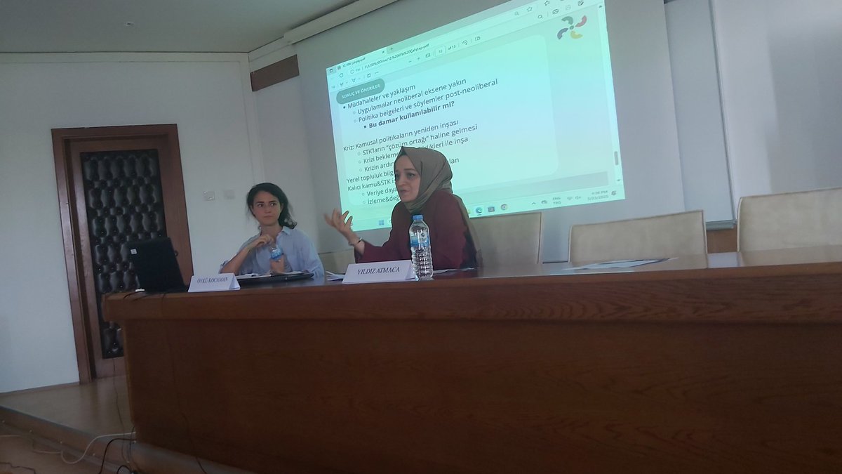 Öykü Kocaman, Yıldız Atmaca hocamızın oturum başkanlığında bildirisini sundu.