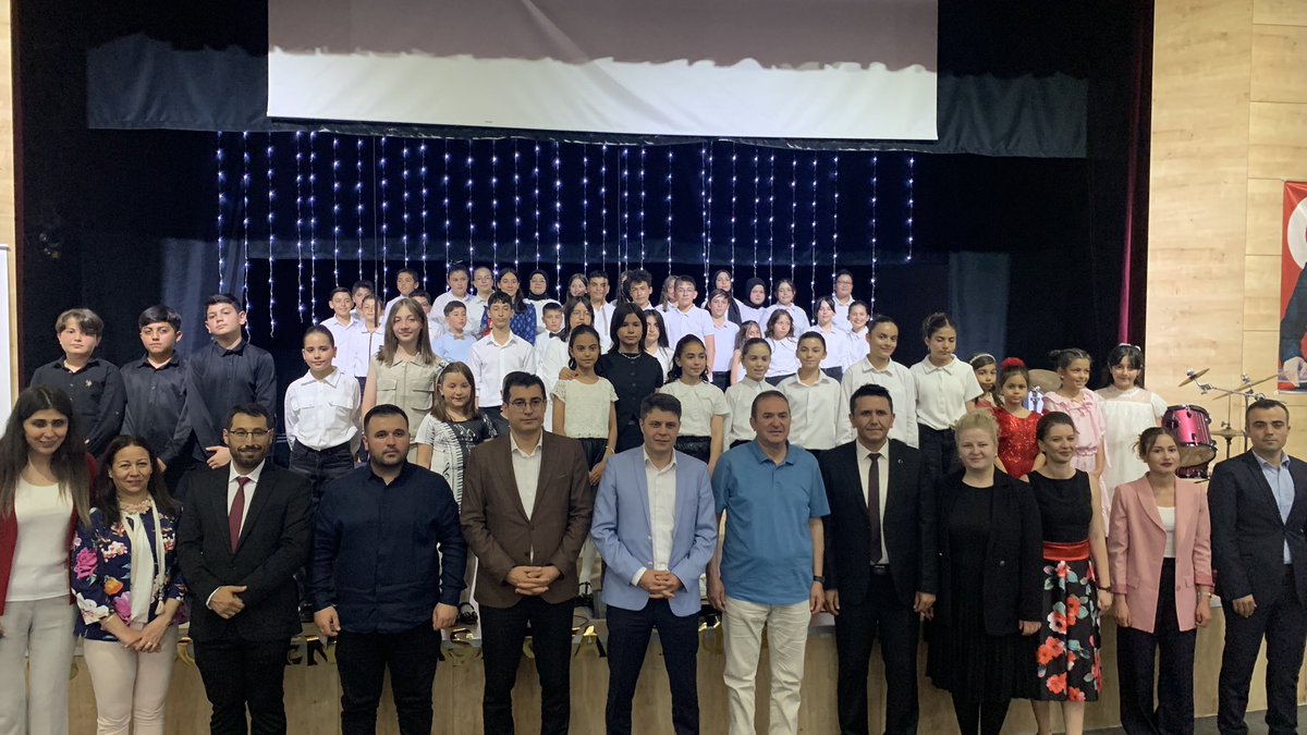 SandikliKaymakm's tweet photo. Kaymakamımız Önder Çengel, Cumhuriyet Başsavcısı Hasan Köroğlu ve Milli Eğitim Müdürü Hüseyin Eroğlu ile birlikte Milli Eğitim Md. tarafından düzenlenen Melodiden Başarıya Müzik Festivali etkinliğine katıldı. Kaymakamımız etkinliğin hazırlanmasında emeği geçenlere teşekkür etti. https://t.co/0zvwdAqF1x