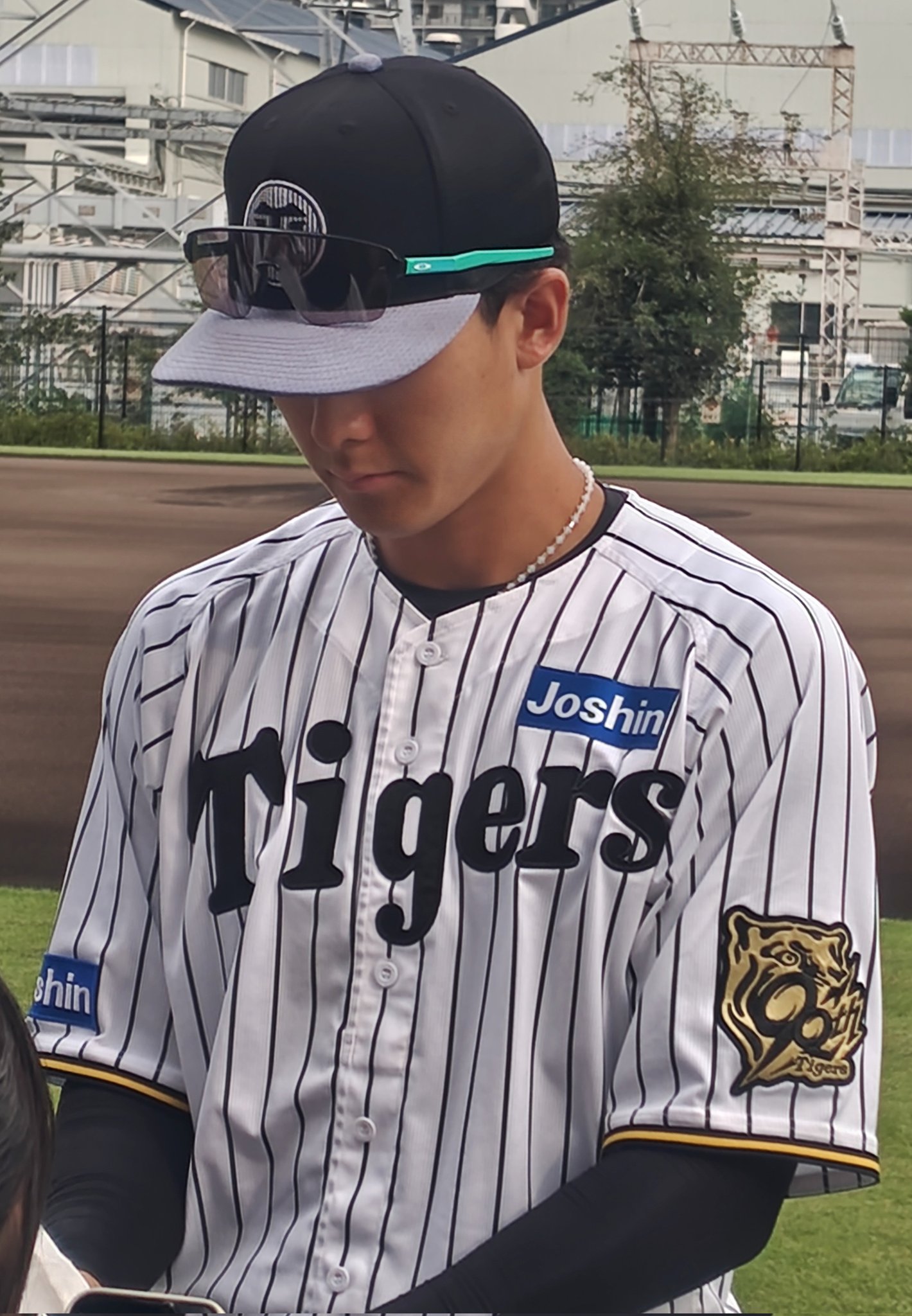 阪神タイガース 小幡竜平 T-SHOP受注生産限定直筆サイン入りフォトファイル BBMカード 阪神タイガース 小幡竜平 直筆サイン 65枚限定 - メルカリ