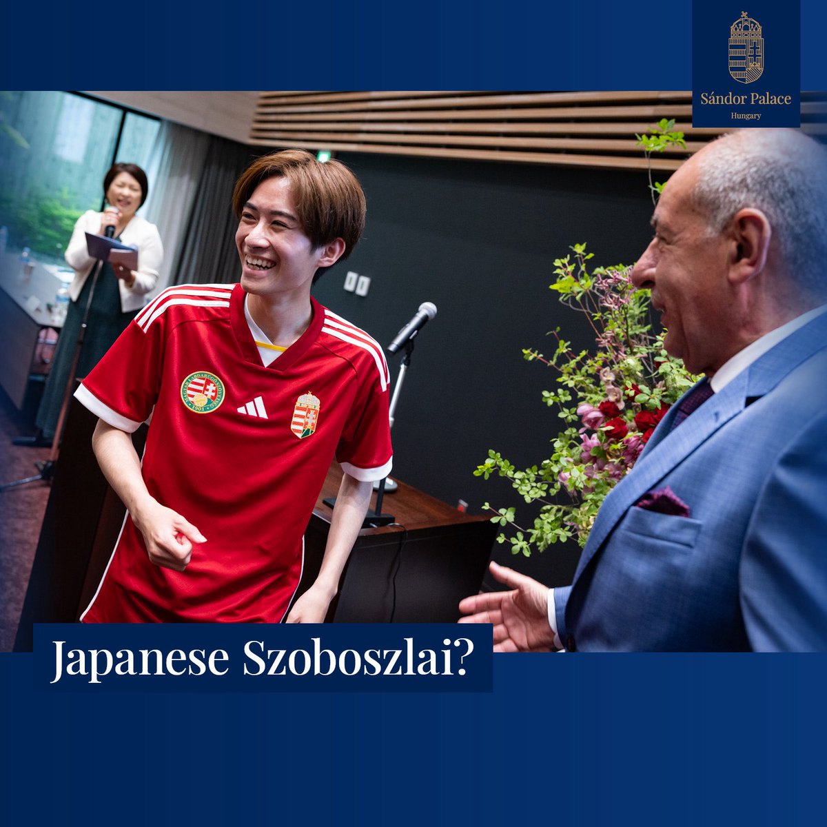 A special gesture from a young Japanese man, who waited for me wearing the jersey of the #Hungarian national team at the University of #Osaka. One of the countless touching moments in #Japan.🇭🇺🇯🇵

頑張れハンガリー語学科！