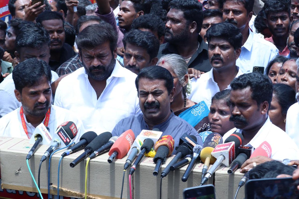 NTK_Srirangam's tweet photo. வீரப்பெரும்பாட்டன் பெரும்பிடுகு முத்தரையர் அவர்களின��� பிறந்தநாளையொட்டி, இன்று (23-05-2025) திருச்சியில் உள்ள அவரது திருவுருவச்சிலைக்கு, நாம் தமிழர் கட்சி சார்பாக அண்ணன் செந்தமிழன் சீமான் அவர்கள் மாலை அணிவித்து மலர்வணக்கம் செலுத்தினார்.

#முத்தரையர்_சதயவிழா #Mutharaiyar https://t.co/KxNcFgHYaZ