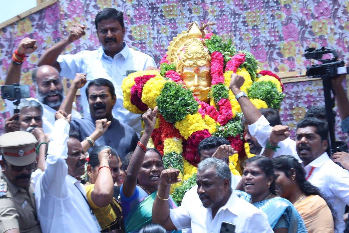NTK_Srirangam's tweet photo. வீரப்பெரும்பாட்டன் பெரும்பிடுகு முத்தரையர் அவர்களின��� பிறந்தநாளையொட்டி, இன்று (23-05-2025) திருச்சியில் உள்ள அவரது திருவுருவச்சிலைக்கு, நாம் தமிழர் கட்சி சார்பாக அண்ணன் செந்தமிழன் சீமான் அவர்கள் மாலை அணிவித்து மலர்வணக்கம் செலுத்தினார்.

#முத்தரையர்_சதயவிழா #Mutharaiyar https://t.co/KxNcFgHYaZ