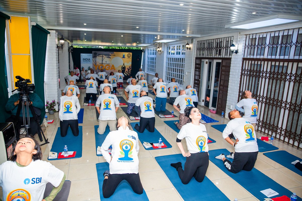 hci_pretoria's tweet photo. #IDY2025 #Yoga #UnitedNations
The International Day of Yoga Curtain Raiser Event was organized at India House on 21st May 2025.  The members of the International Diplomatic Spouses Association, members of various Yoga Institutes and Indian Diaspora attended the IDY curtain raiser event.
@MEAIndia 
@moayush 
@IndianDiplomacy
@iccr_hq 
@iccr_durban 
@sidhant 
@IndiaUNNewYork 
@UNinSouthAfrica
