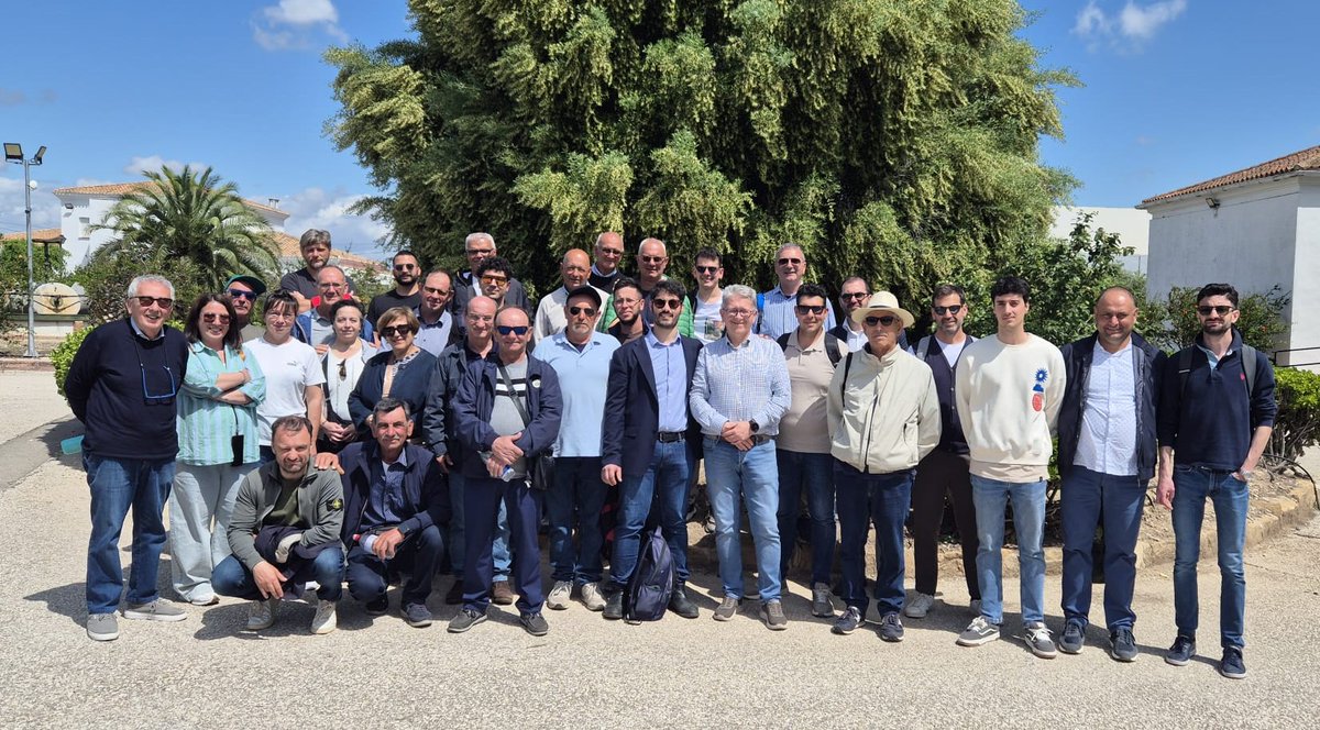 IfapaJunta's tweet photo. Un grupo de 30 profesionales del sector #oleícola de #Italia🇮🇹 visitan en Mengíbar el #IFAPA Venta del Llano🫒
Los participantes han conocido las líneas de #investigación y #transferencia tecnológica que desarrolla el IFAPA en #olivar, #AOVE y valorización de #subproductos 🚜 https://t.co/6SmTbKA17f