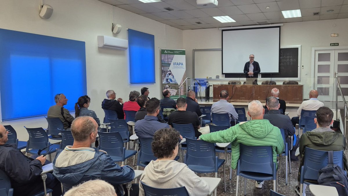 IfapaJunta's tweet photo. Un grupo de 30 profesionales del sector #oleícola de #Italia🇮🇹 visitan en Mengíbar el #IFAPA Venta del Llano🫒
Los participantes han conocido las líneas de #investigación y #transferencia tecnológica que desarrolla el IFAPA en #olivar, #AOVE y valorización de #subproductos 🚜 https://t.co/6SmTbKA17f