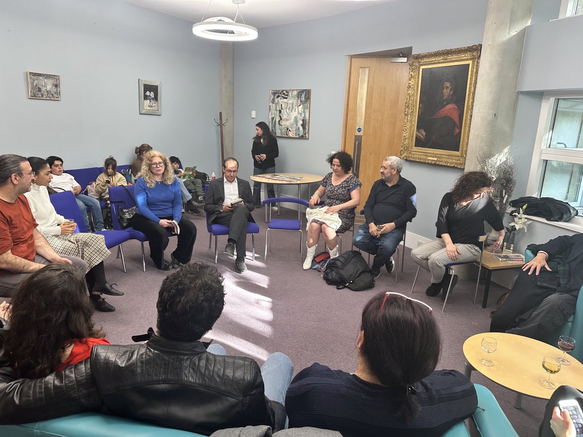 cmbrdg's tweet photo. Yazar Burhan Sönmez'in yeni kitabi Franz K.
Aşıkları,Cambridge Üniversite ile ortak etkinlikte okurlariyla bulustu.
Kürtçe,Türkce ve ingilizce kitabi raflarda yerini aldi.
Roman boyunca kimlik, aidiyet ve yabancilasma temalari dikkati çekiyor.

Tksc https://t.co/UZNPHkGDRS