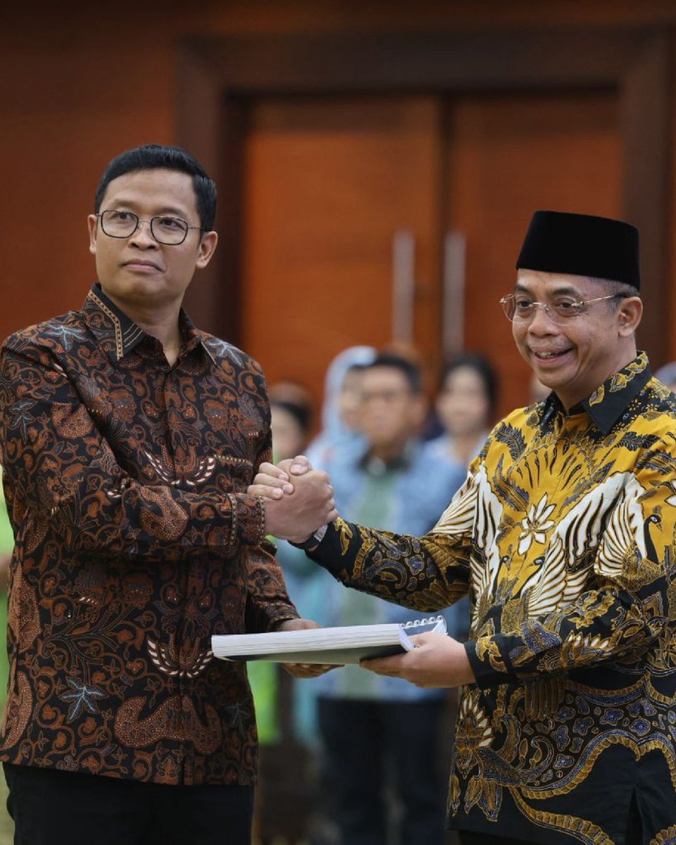 DitjenPajakRI's tweet photo. Menteri Keuangan Sri Mulyani Indrawati @smindrawati melantik Bimo Wijayanto sebagai Direktur Jenderal Pajak yang baru, melanjutkan tongkat estafet kepemimpinan dari Suryo Utomo. Prosesi pengambilan sumpah dan pelantikan itu berlangsung di Gedung Djuanda, Kemenkeu (Jumat, 23/05). Suryo mengemban amanah baru sebagai Kepala Badan Teknologi, Informasi, dan Intelijen Keuangan.

“Sebagai nagara dana rakca, penjaga dan pengelola keuangan negara,” pesan Sri Mulyani kepada 22 pejabat yang ditetapkan sebagai pimpinan tinggi madya, dalam sambutannya. Sri Mulyani menekankan bahwa jabatan ini merupakan kepercayaan dari Presiden Prabowo Subianto. “Sebuah kehormatan, bukan sebuah hak. Ini adalah privilege sekaligus harapan dari pimpinan negara dan pimpinan pemerintahan untuk menjalankan amanah,” sambungnya.