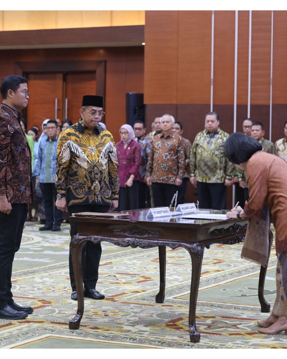 DitjenPajakRI's tweet photo. Menteri Keuangan Sri Mulyani Indrawati @smindrawati melantik Bimo Wijayanto sebagai Direktur Jenderal Pajak yang baru, melanjutkan tongkat estafet kepemimpinan dari Suryo Utomo. Prosesi pengambilan sumpah dan pelantikan itu berlangsung di Gedung Djuanda, Kemenkeu (Jumat, 23/05). Suryo mengemban amanah baru sebagai Kepala Badan Teknologi, Informasi, dan Intelijen Keuangan.

“Sebagai nagara dana rakca, penjaga dan pengelola keuangan negara,” pesan Sri Mulyani kepada 22 pejabat yang ditetapkan sebagai pimpinan tinggi madya, dalam sambutannya. Sri Mulyani menekankan bahwa jabatan ini merupakan kepercayaan dari Presiden Prabowo Subianto. “Sebuah kehormatan, bukan sebuah hak. Ini adalah privilege sekaligus harapan dari pimpinan negara dan pimpinan pemerintahan untuk menjalankan amanah,” sambungnya.