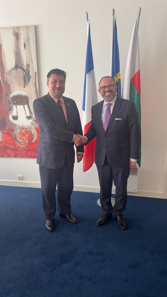 Tonga Soa à Traian Laurențiu Hristea 🌍, nouveau représentant de l’@OIFfrancophonie pour l’#OcéanIndien 🌊, reçu par l’ambassadeur Arnaud Guillois qui lui a souhaité plein succès dans l'accomplissement de sa mission au service de la #Francophonie et de ses valeurs ! 🤝, 📚✨.