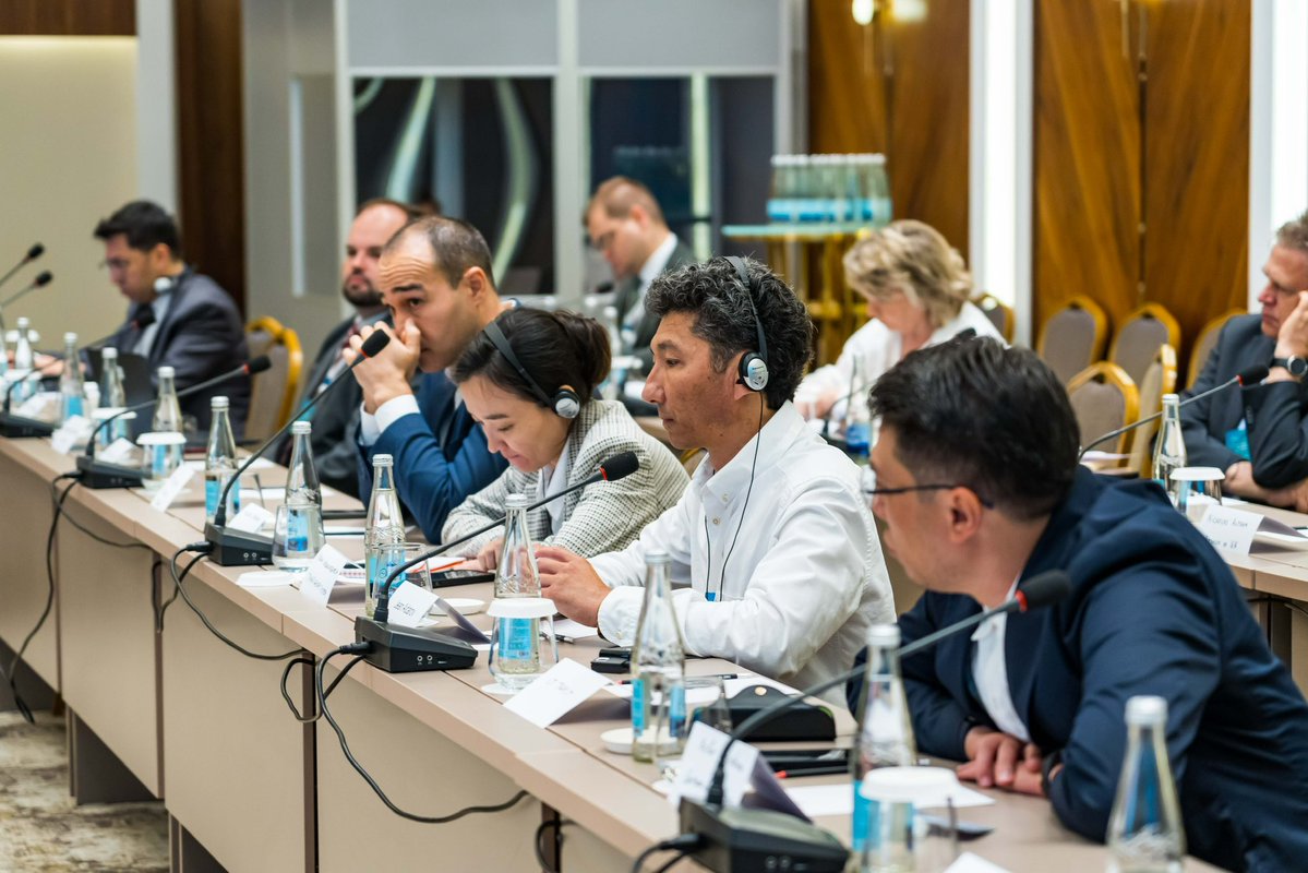 EU in UZBEKISTAN (@eu_tashkent) on Twitter photo 🚛🇺🇿Business leaders, int’l banks & gov’t reps met in Tashkent to discuss boosting public-private cooperation on transport connectivity.
<a href="/PeterisUstubs/">Peteris Ustubs</a> of <a href="/EU_Partnerships/">EU International Partnerships 🇪🇺</a> highlighted EU’s strong support for Uzbekistan's role in the #TransCaspian Corridor.
eeas.europa.eu/delegations/uz… 🚛🇺🇿Business leaders, int’l banks & gov’t reps met in Tashkent to discuss boosting public-private cooperation on transport connectivity.
<a href="/PeterisUstubs/">Peteris Ustubs</a> of <a href="/EU_Partnerships/">EU International Partnerships 🇪🇺</a> highlighted EU’s strong support for Uzbekistan's role in the #TransCaspian Corridor.
eeas.europa.eu/delegations/uz…