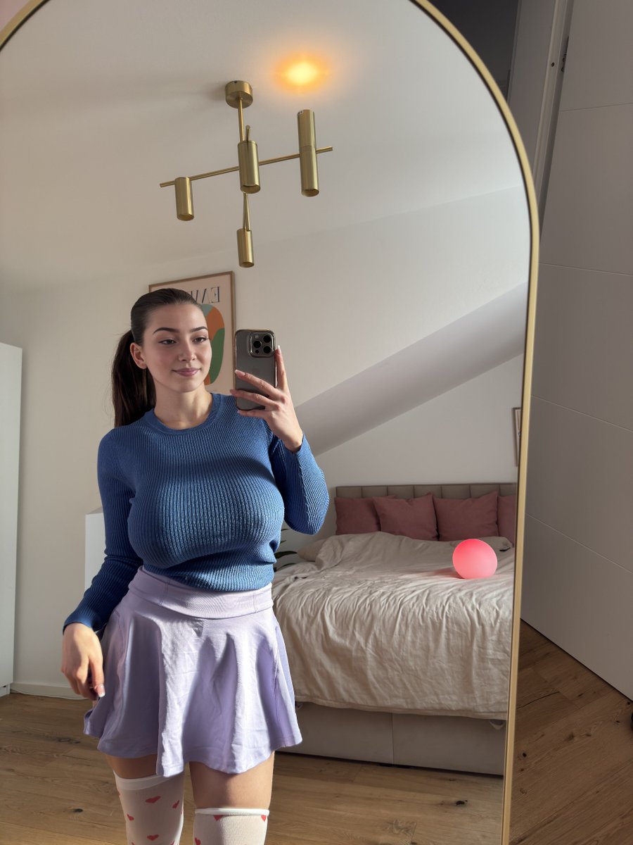 Mayaasinger's tweet photo. dropping 🍒 to pics to everyone who writes 'hi' https://t.co/Zk8k0UCSjP