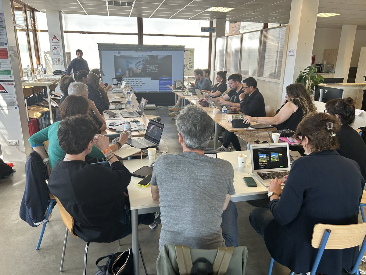 arts_edu_num's tweet photo. 📍Séminaire #IAN #ArtsPlastiques J2
#CommonLab #LaRochelle @UnivLaRochelle 

👁️ Présentation du master audiovisuel média numérique interactif  par Ronan Marec

✅ Parcours #Audiovisuel &amp; #Numérique 

👉https://t.co/UF9fNbXFwD https://t.co/LpdeYYc3uk