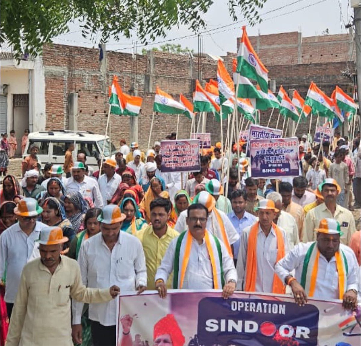 #OperationSindoor में भारत के वीर जवानों के शौर्य की गौरवगाथा को जन-जन तक पहुँचाने हेतु देश भर में #TirangaYatra निकाली जा रही है। इसी क्रम में आज अपने विधान सभा क्षेत्र 305 इटवा,सिद्धार्थनगर  के नगर पंचायत बिस्कोहर की तिरंगा यात्रा में शामिल हुआ।